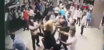 83 yaşında koronadan &ouml;ld&uuml;! Yakınları polis ve sağlık &ccedil;alışanlarına saldırdı