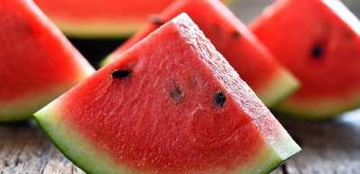 Bir dilim karpuzdan çıkan su görenleri hayrete düşürdü!