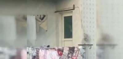 B&ouml;yle baba olmaz olsun! &Ccedil;ocuğunu asarak d&ouml;vd&uuml;, mahalleli harekete ge&ccedil;ti