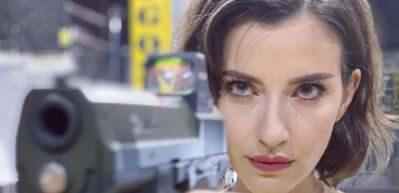 Güzel oyuncu İrem Helvacıoğlu'nun atış talimi videosu nefes kesti!