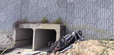 Mersin'de kamyonet k&ouml;pr&uuml;den u&ccedil;tu: Baba ile kızı &ouml;ld&uuml;, anne hastanede 