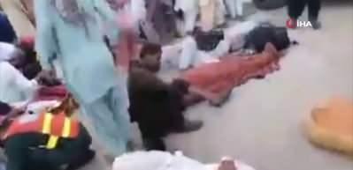 Pakistan'dan kahreden haber! Cesetler yola sa&ccedil;ıldı
