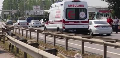 Sakarya D-100 karayolunda otomobil ikiye b&ouml;l&uuml;nd&uuml;! 6 yaralı var