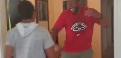 10 yıldır g&ouml;rmediği annesi ve kardeşini g&ouml;ren adamın tepkisi izleyenleri &ccedil;ok duygulandırdı