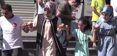 Diyarbakır HDP İl Başkanlığı &ouml;n&uuml;nde davullu zurnalı eylem