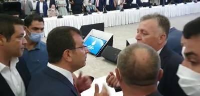 Elektronik bilette yapılan y&uuml;zde 15 zam sonrası salonda gerginlik yaşandı