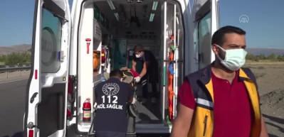Erzincan'da feci kaza! Tarım iş&ccedil;ilerini taşıyan trakt&ouml;r ile kamyon &ccedil;arpıştı