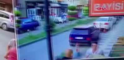 &Ccedil;ıkan kavgada baba ve oğlu g&uuml;peg&uuml;nd&uuml;z bı&ccedil;aklandı