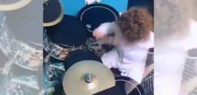 Minik bebek bateri çalarken elini incitti! Bakın ne yaptı...