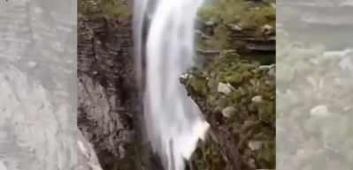 Yukarı doğru akan şelale görenleri şoke ediyor!