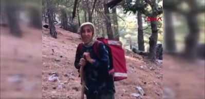Antalya&rsquo;da yaşlı kadın orman ekipleri i&ccedil;in erzak taşıdı