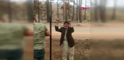 Duygulandıran g&ouml;r&uuml;nt&uuml;! Yanan evinin bah&ccedil;esindeki karpuzları orman iş&ccedil;ilerine ikram etti