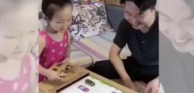 Kızına kartondan oyuncak yapan baba