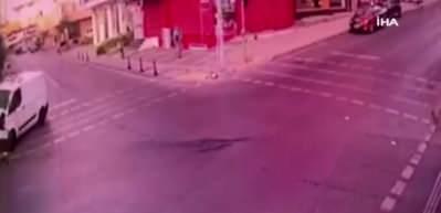 &Uuml;mraniye&rsquo;de 1 kişinin &ouml;ld&uuml;ğ&uuml; 6 kişinin yaralandığı minib&uuml;s kazası kamerada