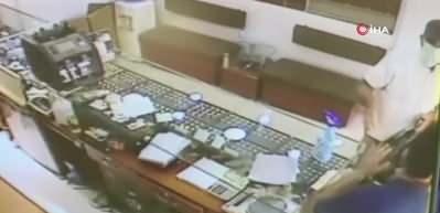Kendisini polis olarak tanıtan hırsız kıskıvrak yakalandı