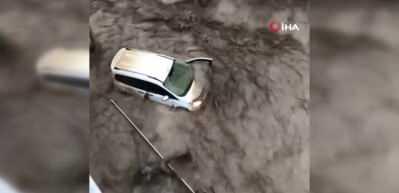 Sel sularında aracında mahsur kalan adam son anda b&ouml;yle kurtuldu