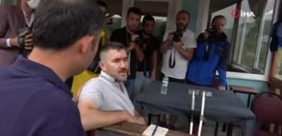 Bakan Kurum, &ccedil;ocuklarını selden kurtarırken yaralanan baba ile g&ouml;r&uuml;şt&uuml;