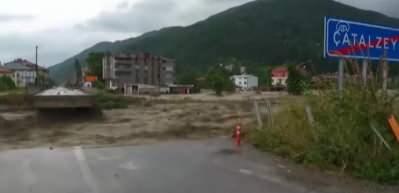 Batı Karadeniz'i sel vurdu: 13 yaşındaki kız &ccedil;ocuğu selde kayboldu