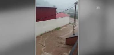 &Ccedil;ay bah&ccedil;esinde mahsur kalan 6 vatandaş AFAD ekipleri tarafından kurtarıldı