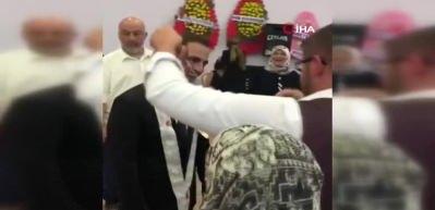 D&uuml;ğ&uuml;nde damada takılan ilgin&ccedil; takı!