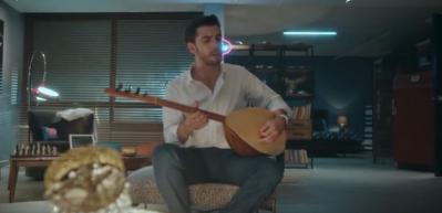 İkimizin Sırrı dizisinde Aras Aydın'dan y&uuml;reklere dokunan şarkı...