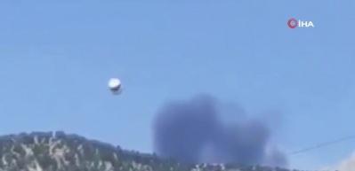 Kahramanmaraş'ta yangın s&ouml;nd&uuml;rme u&ccedil;ağının d&uuml;şme anı kamerada