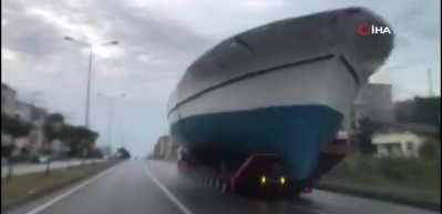 Karayolunda 21 metrelik tekne g&ouml;renleri şaşırttı