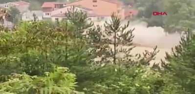 Sinop'ta sel! &Ccedil;atıya &ccedil;ıkıp beyaz &ouml;rt&uuml; sallayarak yardım istedi
