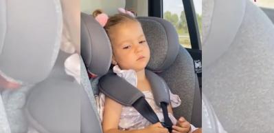 Pelin Akil'in ikiz kızları yine g&uuml;ld&uuml;rd&uuml;! Uyuyor taklidi...