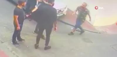 Taksim&rsquo;de dehşet anları: &Ouml;z&uuml;r dilemek istedi, tek yumrukla komalık oldu