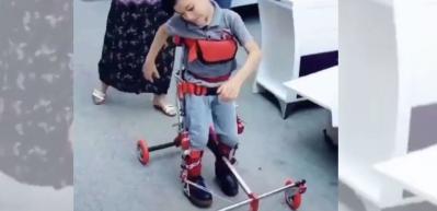 Y&uuml;r&uuml;me engelli &ccedil;ocuğun y&uuml;r&uuml;tece kavuştuğu duygusal anlar...