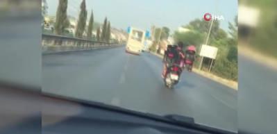 Trafikte akılalmaz g&ouml;r&uuml;nt&uuml;! &Ccedil;ocuklarını b&ouml;yle taşıdı