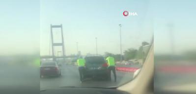 Köprü girişinde kalan aracı polisler itti