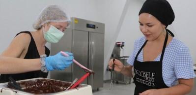 Amerikalı ve Rus iki kadın, tatil i&ccedil;in geldikleri Ordu'da &ccedil;ikolata &uuml;retimine katıldı 