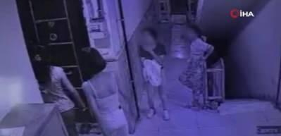 "Arabasının alarmı &ouml;tt&uuml;" diye 13 yaşındaki kızı kemerle d&ouml;vd&uuml;