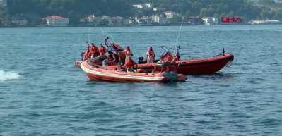 Sıra dışı bir olay! Boğazı motosikletiyle su &uuml;st&uuml;nde ge&ccedil;ti 