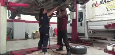 Kadınsın yapamazsın diyenleri dinlemedi! 3 yıldır oto tamirciliği yapıyor