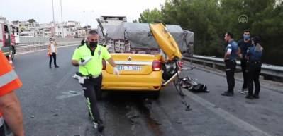 Taksi kağıt gibi par&ccedil;alandı! Kazakistanlı kadın &ouml;ld&uuml;, 2 kişi yaralandı