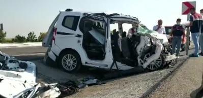 Tır ile kamyonet &ccedil;arpıştı feci kazada 6 kişi &ouml;ld&uuml;