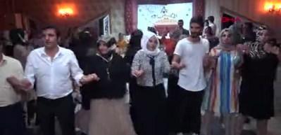 Asker kardeşten ablaya d&uuml;ğ&uuml;n s&uuml;rprizi: G&ouml;nderdiği mesaj okunurken salona girdi