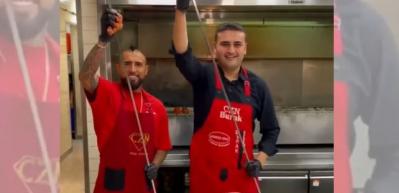 CZN Burak ve futbolcu Vidal birlikte kebap yaptı