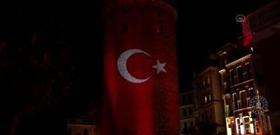 Galata Kulesi'nde 30 Ağustos Zafer Bayramı'na &ouml;zel ışık g&ouml;sterisi yapıldı