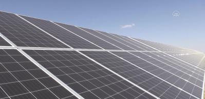 Gen&ccedil; kadın girişimci 4 mahallenin elektriğini &uuml;retiyor!