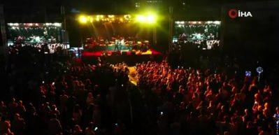 Kıra&ccedil; konserde sahneye &ccedil;ıkarken yere kapaklandı!