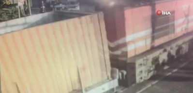 Tekirdağ'da tren minib&uuml;s&uuml; bi&ccedil;ti! Kaza anı b&ouml;yle g&ouml;r&uuml;nt&uuml;lendi