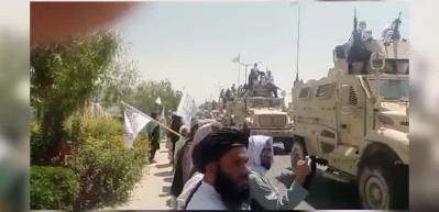 Taliban'dan askeri teçhizatlarla gövde gösterisi