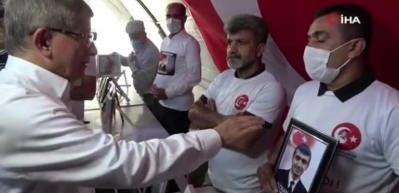 Ahmet Davutoğlu'nu &ccedil;ılgına &ccedil;eviren s&ouml;zler! Evlat n&ouml;betindeki ailelerle tartıştı