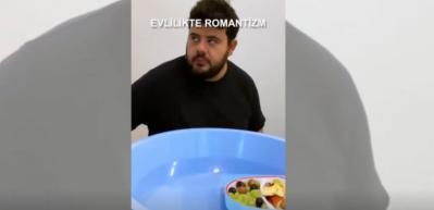 Berfu Yenenler'in, eşi Eser Yenenler'e yaptığı komik sunum
