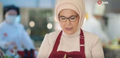 Emine Erdoğan mutfağa girdi, kendi elleriyle leblebi helvası yaptı