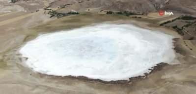 Kuruyan gölde oluşan tuz tabakası kış manzarası oluşturdu